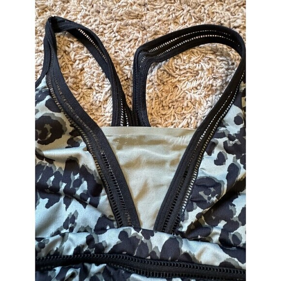 Victorias Secret Womens Sports Bra Size Medium Green Camo Gym Workout Running - Picture 6 of 6